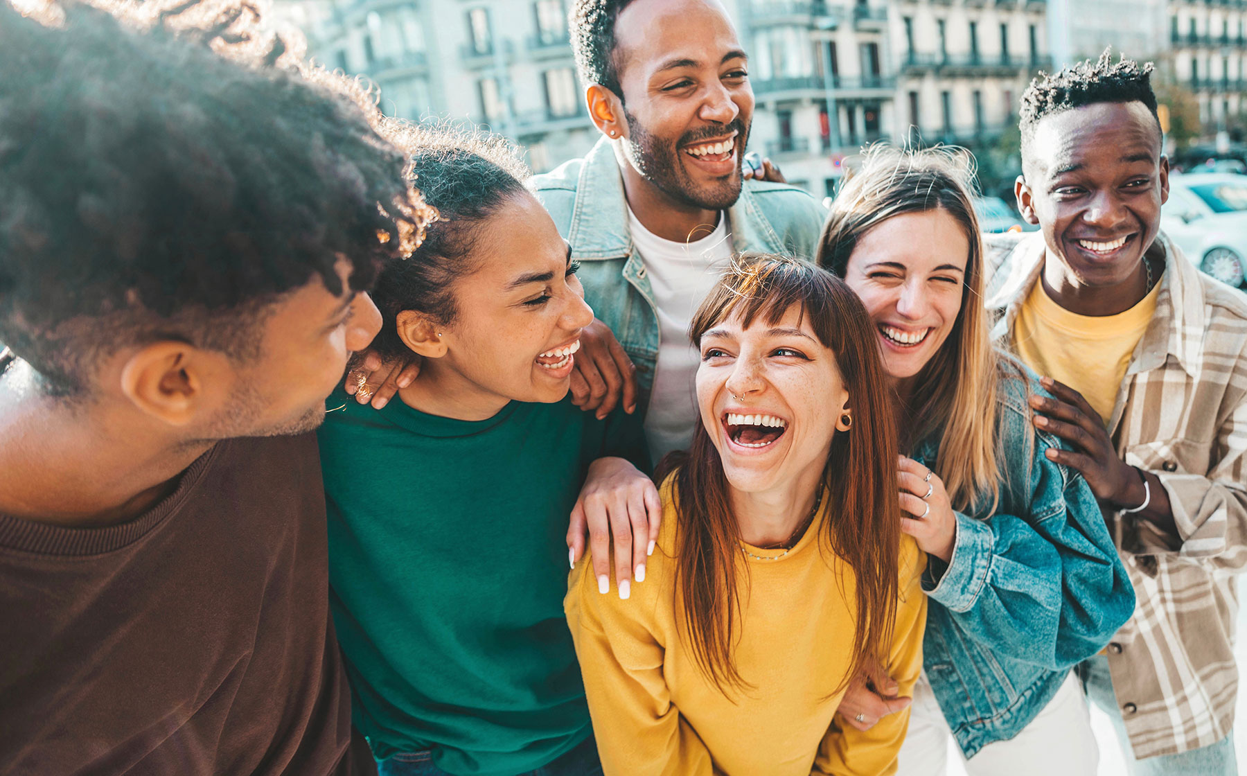 Étudiants collégiaux et universitaires profitant d’une sortie en groupe dans une ambiance conviviale et dynamique.